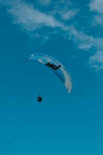 蓝天中翱翔的滑翔伞