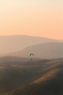 黄昏下的空中滑翔美景