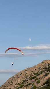 空中滑翔者畅享自由飞翔