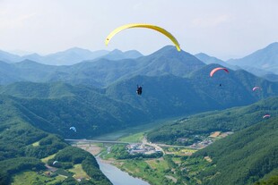 空中滑翔赏壮丽山川景色