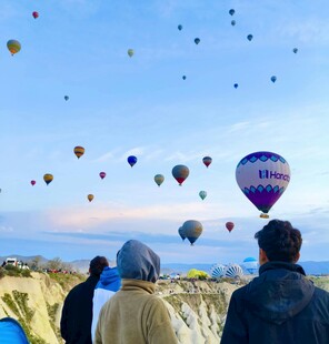 观赏卡帕多西亚热气球美景