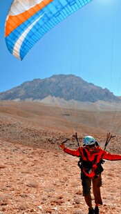 沙漠中滑翔伞运动员英姿
