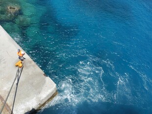 悬崖边的绳索探险者