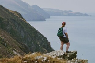 悬崖边背包旅行者眺望远方