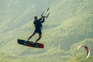 空中滑翔者展现极限魅力