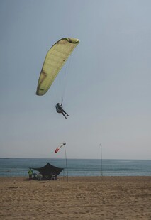 海滩上的滑翔伞运动