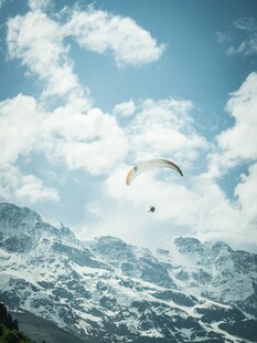 高山上的滑翔伞飞行