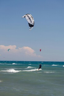 海上风筝冲浪者