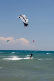 海上风筝冲浪者