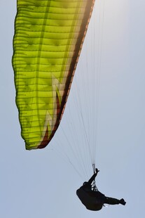 空中滑翔的极限运动者