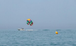 海上彩色滑翔伞游玩场景