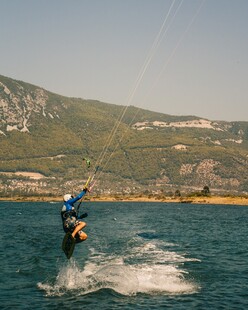 海上风筝冲浪者腾空瞬间
