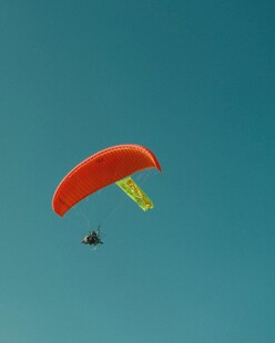 空中滑翔的红色滑翔伞