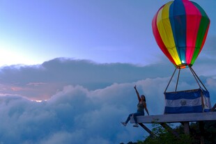 云端热气球上的浪漫时刻