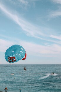 海上滑翔伞运动精彩瞬间