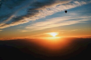 夕阳下的空中热气球美景