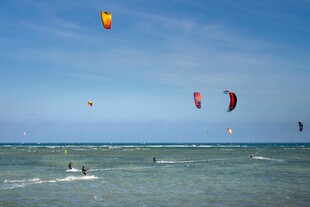 海上风筝冲浪者的精彩瞬间