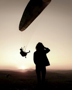 夕阳下的风筝放飞者