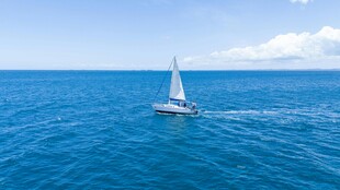 蓝海上的孤独帆船