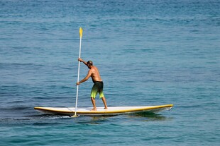 男子海上站立式桨板运动