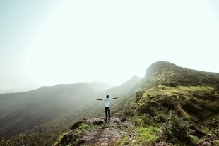 山间徒步者拥抱自然美景