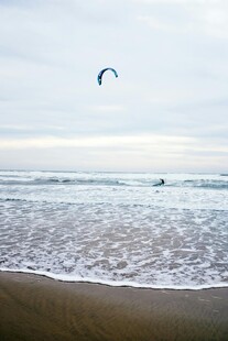 海边风筝冲浪者的惬意时光