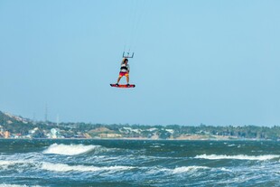 海上冲浪者飞跃壮观海浪