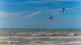 海上风筝冲浪者