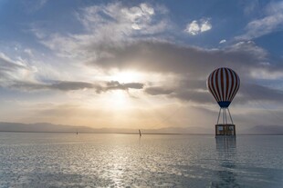 海上日出时的热气球