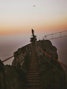 山顶观景台的壮丽黄昏