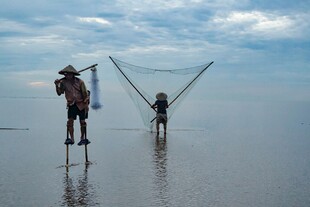 海上高跷渔夫劳作场景