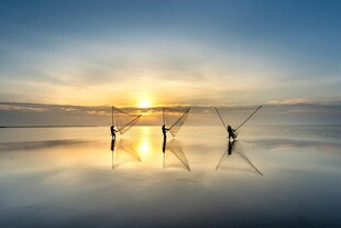 海边渔民日出撒网美景