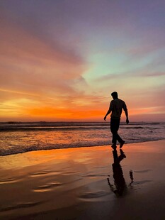 夕阳下海滩上的独行者