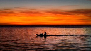 夕阳下湖面的双人泛舟