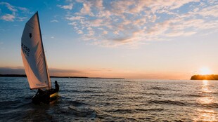 海上帆船迎美丽日落