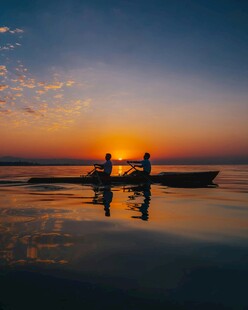 夕阳下的湖面双人泛舟