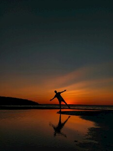 夕阳下舞者的唯美剪影