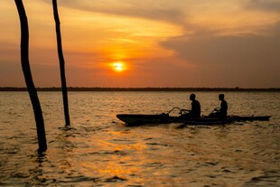夕阳下的水上泛舟