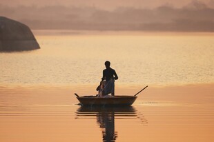 孤舟独钓于黄昏湖畔