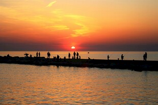 海边日落时的人群景观