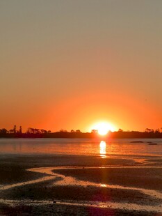 夕阳下的海滨美景