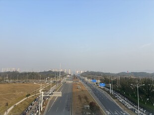 宽阔公路的开阔远景