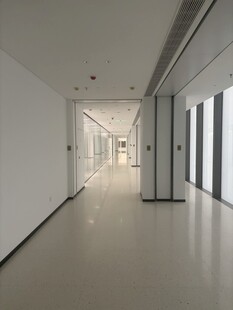 现代简约风格空旷走廊