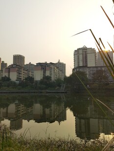 湖畔城市倒影美景