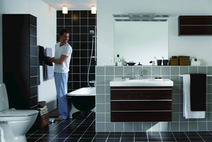 工人装修现代风格浴室