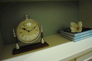 复古座钟与书籍摆件
