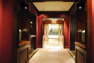 中式典雅红调走廊空间