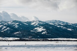 雪山下的广阔冰封场景