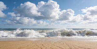 海浪拍打沙滩的美丽景致