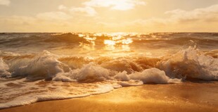 海边日落海浪轻拍沙滩